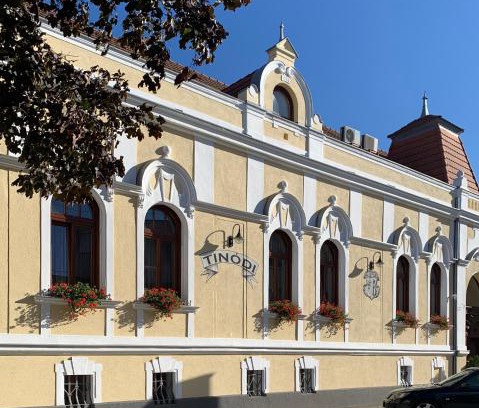 Sarvar Bed & Breakfast | Inviting Tinódi Fogadó with Hot Tub & Family-Friendly Dining