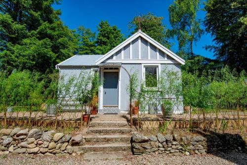 Kirriemuir House | Discover Tin Cabin: Family-Friendly Retreat in Angus Glen