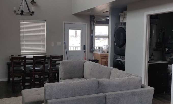 Wayne County House | Cozy Tin Cabin Near Escalante Staircase & Capitol Reef