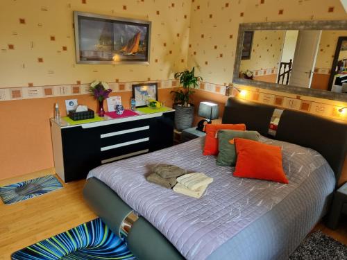 Douarnenez Bed & Breakfast | Cozy TiNat Chambre with Kitchen & Guest Rating of 9.1