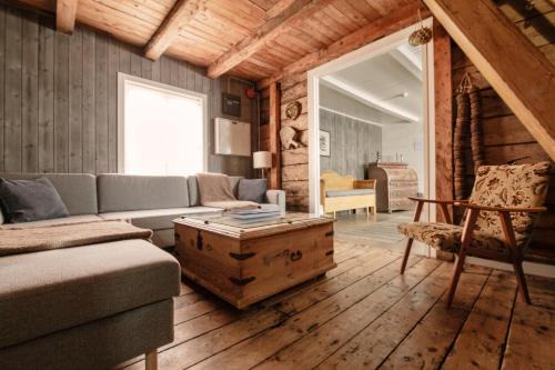 Moskenes House | Cozy Tind Seaside Cabins: Child-Friendly Retreat Awaits