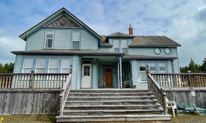 Long Beach House | Discover Tinker House & Cottage: Family & Pet-Friendly Stays