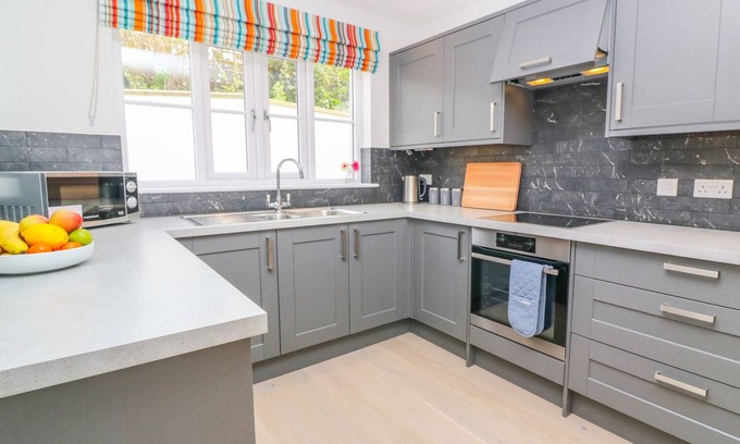 Lower Boscaswell Apartment | Book Tinners Rest: Oceanfront Retreat with Pet-Friendly Perks
