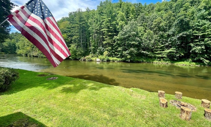West Jefferson House | Pet-Friendly Tiny Ashe Cabin with Riverfront Access & Kayaks