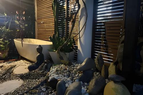 Morro das Pedras House | Pet-Friendly Retreat at Tiny Bali with Pool & Hot Tub
