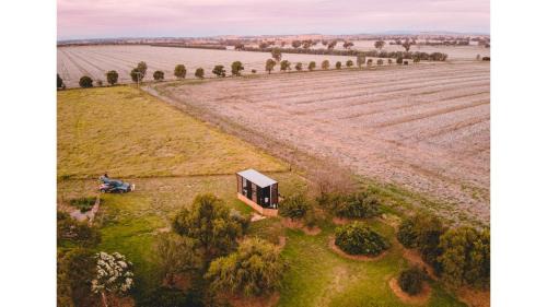 Canowindra House | Cozy Tiny Balloon House: Family-Friendly Retreat Awaits