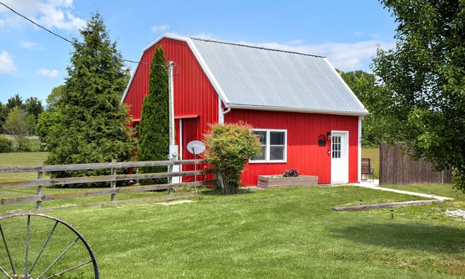 Luray House | Modern Tiny Barn Retreat with Mountain Views & Pet-Friendly