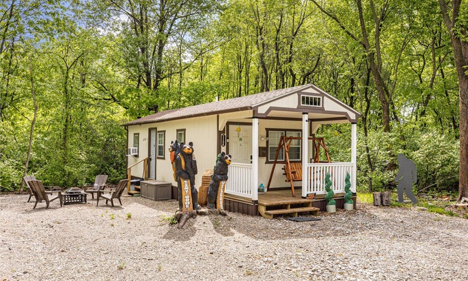 Mulberry Grove Cabin | Cozy Cabin Retreat with Firepit - Pets Welcome!