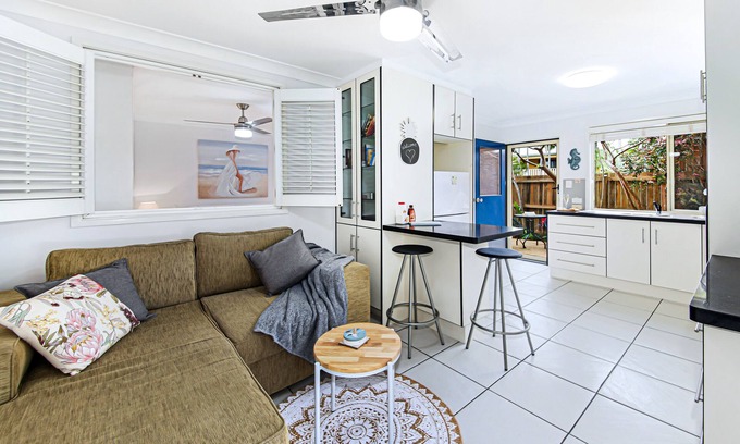 Coolum Beach Apartment | Cozy Oceanfront Flat with Bikes - Guest Rated 9.8/10