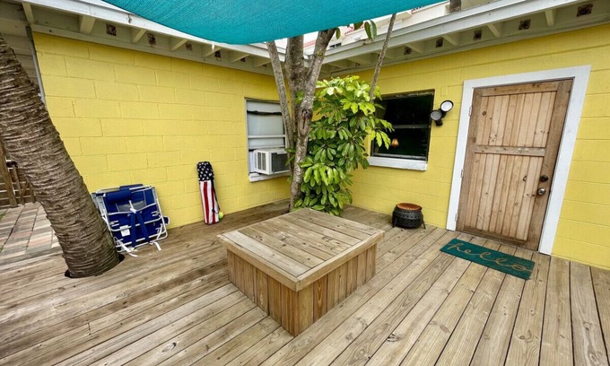 Orlando Beach Cottage | Cozy Oceanfront Cottage with Breakfast and Kitchen Amenities