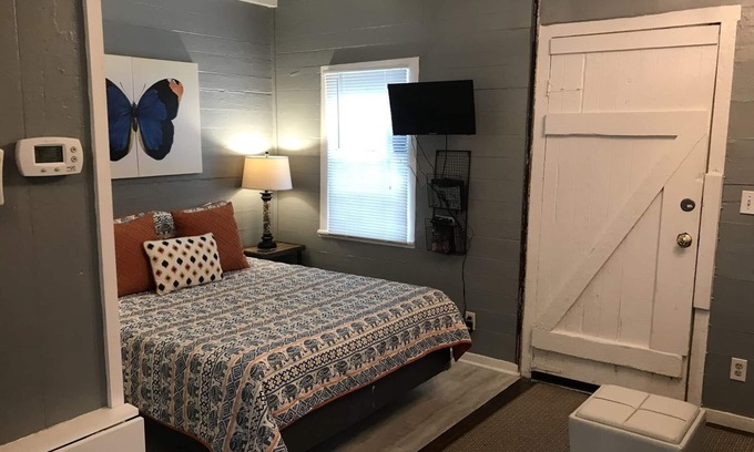 Beach Institute Cottage | Cozy Cottage 535 in Savannah's Historic District – Guest Rated 9.8