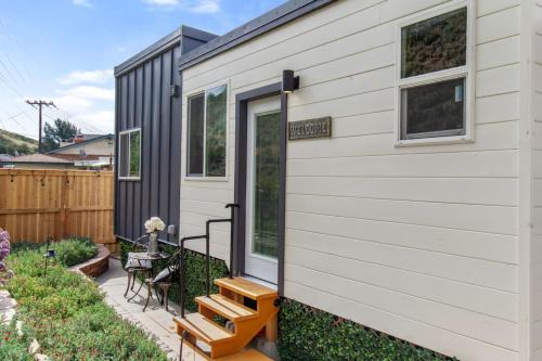 Canyon Country Apartment | Cozy Farmhouse on Wheels with 9.5/10 Guest Rating