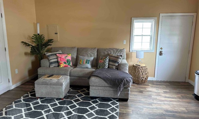 Pawhuska House | Pet-Friendly Tiny Flamingo's Nest Near Pioneer Woman Mercantile