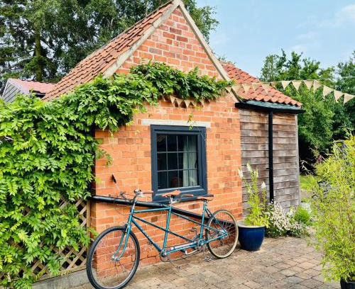 Swinderby Apartment | Cozy Mezzanine Guesthouse with 9.6/10 Review Score