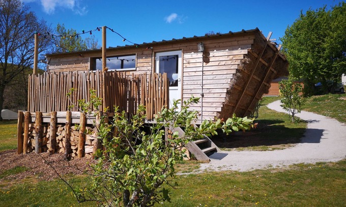 Saint-Leonard-des-Bois Bed & Breakfast | Cozy Tiny House in the Heart of Grinding Wheel