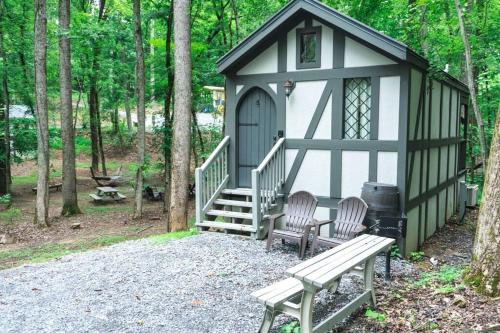 Sevierville House | Cozy Tiny Home Cottage Near the Smokies - Child Friendly