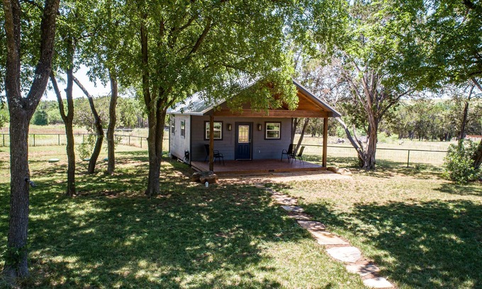 Canyon Lake Apartment | Pet-Friendly Tiny Home Near Canyon Lake with Spa & Hot Tub