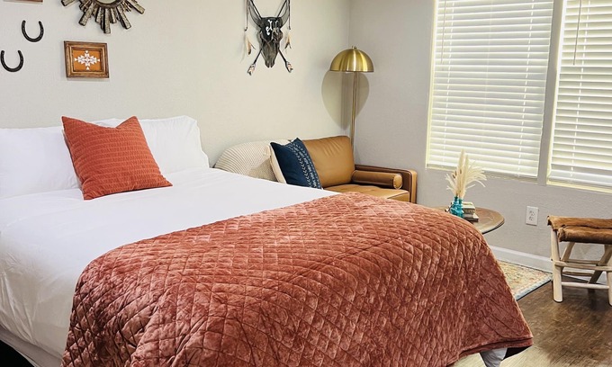 Carter Riverside House | Cozy Casita in Fort Worth - Guest Rated 9.8, Child Friendly