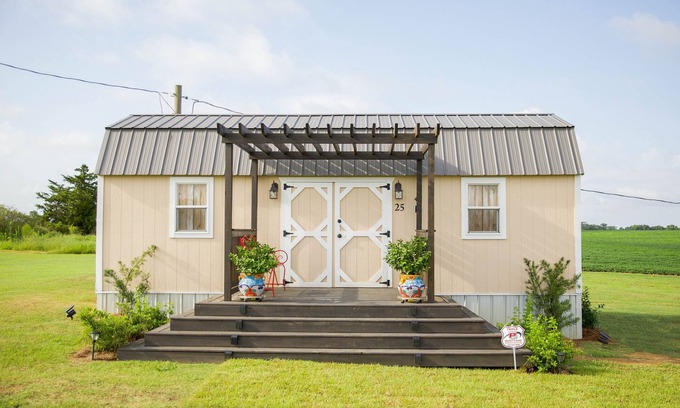 Slocomb Cottage | Cozy Tiny Home Retreat with Ocean View & Breakfast