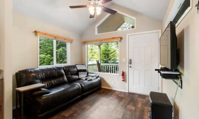 Ashford House | Cozy Tiny Home Near Mt. Rainier - Rated 10/10 with Spa