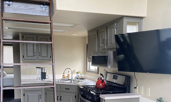 Hope House | Tiny Home Near Lake Pend Orielle- Cute and Cozy!