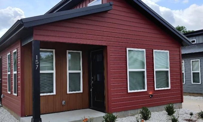 Centerton House | Cozy Tiny Home Near MTB Trails & Wal-Mart HQ, Sleeps 6