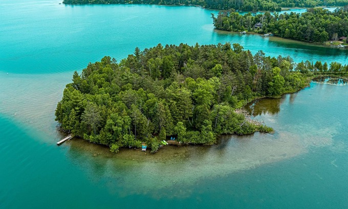 Deer River House | Idyllic Tiny Home on Lake with Private Beach & Kayaks
