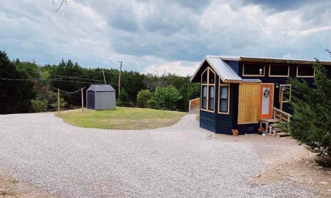 Dennis House | Peaceful Tiny Home: Pet-Friendly Retreat with Spa & Breakfast