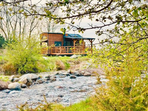 Recea Ski Chalet | Tiny Home: Guest Rated 9.9, Pet & Child Friendly Retreat