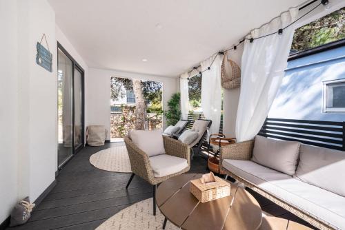 Drage House | Cozy Tiny Home Rubi at Oaza Mira Resort with Ocean View