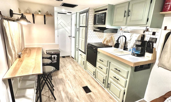 Leeds House | Cozy Tiny Home RV Near Zion National Park - Family Friendly