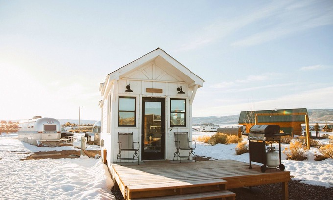 Meeker House | Cozy Tiny Home with Queen Beds, Pet and Child Friendly