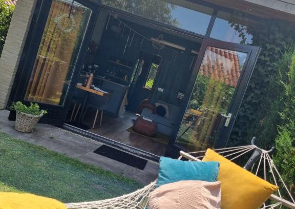 Stad aan 't Haringvliet Bed & Breakfast | Cozy Tiny House in de Boomgaard - Family Friendly Retreat