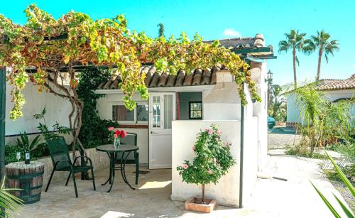 Alozaina House | Cozy Holiday Park Cottage with Pool & Oceanfront Views