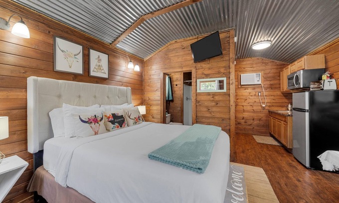 Crawford Cabin | Cozy Tiny House #3 at Gathering Oaks Retreat - 9.6/10 Rating