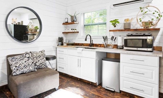 Fairview House | Cozy Tiny House Retreat at Gold Farm with Spa & Breakfast