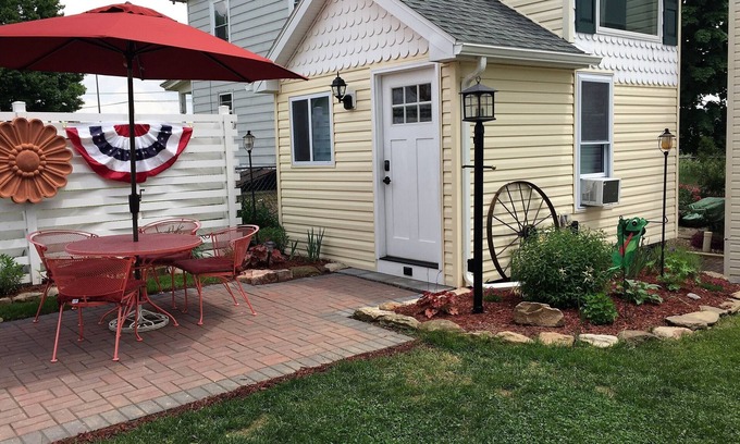Stony Run House | Cozy Tiny House at Leaser Lake B and B - Guest Rated 10/10