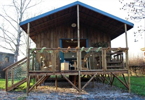 Magnieres Cabin | Cozy Tiny House - Cabane sur Pilotis with Hot Tub Retreat