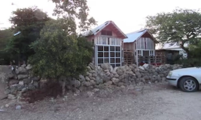 Oranjestad-West Cabin | Cozy Tiny House Cabins: Ideal for Family Getaways