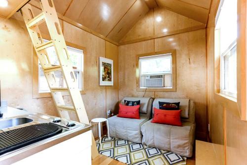 Clarksville House | Cozy Tiny House: Guest Rated 8.3/10 for Memorable Stays