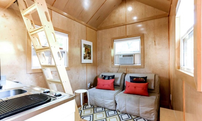 Clarksville House | Charming Tiny House Downtown: Loft, Full Bath & Walkable