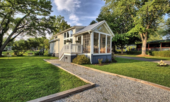 Upward House | Unique Tiny House Experience with Pool and Lake View