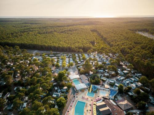 Claouey Resort | Charming Tiny House for Family Getaways in Cap Ferret
