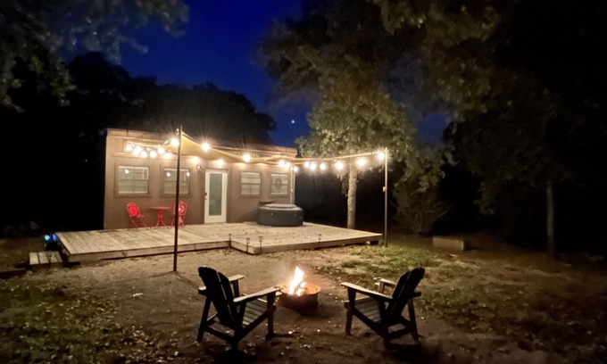 Ardmore House | Cozy Tiny House for Two Under Majestic Oaks in Oklahoma
