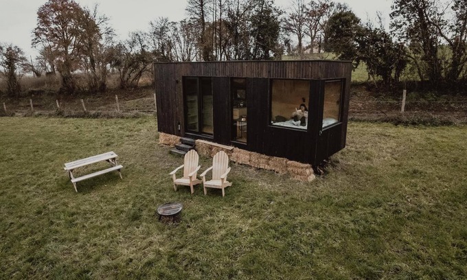 Moulins-le-Carbonnel Cabin | Cozy Stay at Tiny House Alpes Mancelles with Breakfast