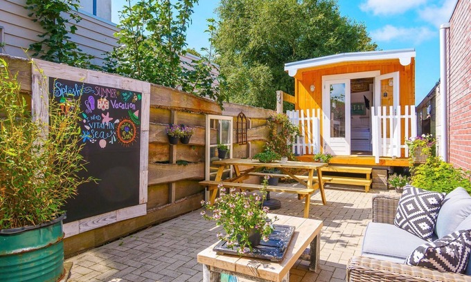 Callantsoog House | Discover a Cozy Tiny House in Callantsoog's Garden Retreat