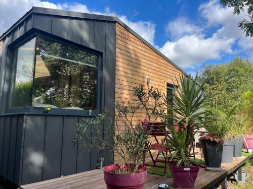 Morhange Apartment | Cozy Tiny House Retreat with Ocean View & Pool Access