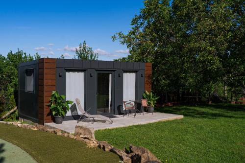 Kobyli Apartment | Exceptional TINY HOUSE mezi sklepy – Child Friendly Retreat