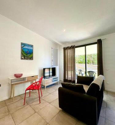Moorea-Maiao Ski Chalet | Cozy Tiny House Moorea Hinavai - Family & Pet Friendly Retreat