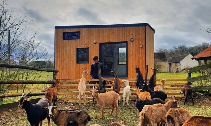 Girolles Cabin | Cozy Tiny House Retreat on a Goat Farm near Montargis